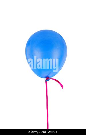 Blauer Ballon und fliegendes Band isoliert auf weißem Hintergrund, Stockfoto