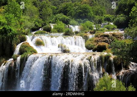 Kaskadenwasserfall im Krka Landscape Park, Kroatien im Frühling oder Sommer. Die besten großen, wunderschönen kroatischen Wasserfälle, Berge und Natur. Stockfoto