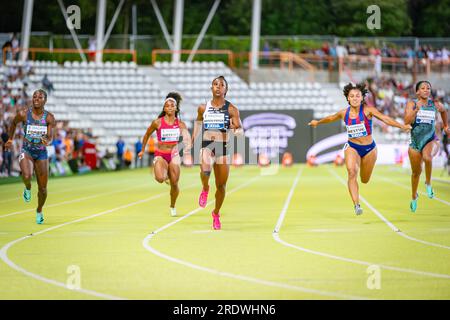 Madrid, Spanien. 22. Juli 2023. Shelly-Ann Fraser-Pryce (C) tritt während des WACT/Europe Silver Athletics Meetings im Vallehermoso Stadion in Madrid gegen (von L bis R) Shashalee Forbes, Dezerea Bryant, Jael Sakura Bestue, Arialis Josefa Gandulla im 100 Meter langen Rennen der Frauen an. (Foto: Alberto Gardin/SOPA Images/Sipa USA) Guthaben: SIPA USA/Alamy Live News Stockfoto