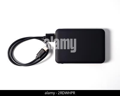 Powerbank zum Aufladen mobiler Geräte auf weißem Hintergrund. Smartphone-Ladegerät mit Netzteil. Externer Akku für mobile Geräte. Stockfoto