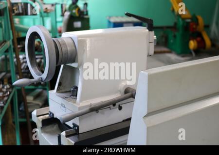 Große Tischdrehmaschine aus Metall, Reparaturausrüstung, Arbeiten mit Metall in der Werkstatt im Metallurgieanlagenwerk in der Reparaturproduktion. Stockfoto