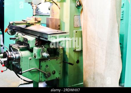 Große Tischdrehmaschine aus Metall, Reparaturausrüstung, Arbeiten mit Metall in der Werkstatt im Metallurgieanlagenwerk in der Reparaturproduktion. Stockfoto