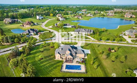 Grundstücke am Teich, reiche, teure, frisch geschnittene Rasenflächen in der Nachbarschaft und ein Pool im Hinterhof Stockfoto