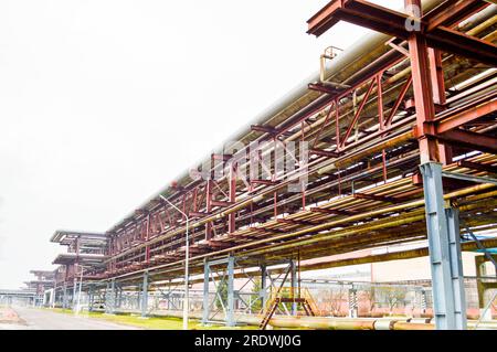 Industrieller Montagebock für Rohre. Eisenrohre in der Ölraffinerie, Petrochemiewerk. Pipeline. Stockfoto