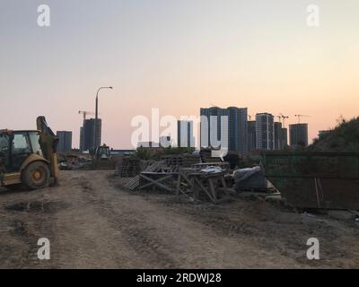 Bauabfälle am Standort. Abfälle aus Beton, Ziegeln und anderen Bauabfällen. Ein Ort, um Müll vor dem Hintergrund einer großen zu lagern Stockfoto