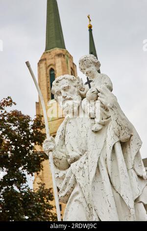 St. Joseph-Statue-Denkmal für Pater Brammer vor der Kathedrale der Unbefleckten Empfängniskirche Stockfoto