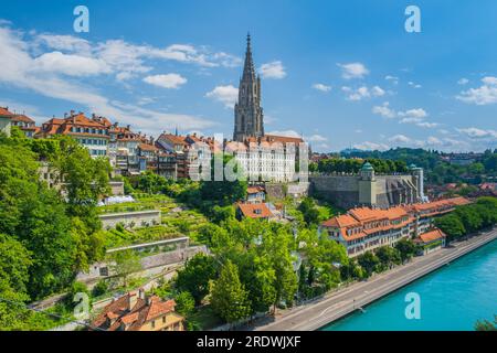 Aare und Berner Münster, Kathedrale in der Altstadt von Bern in der Schweiz Stockfoto