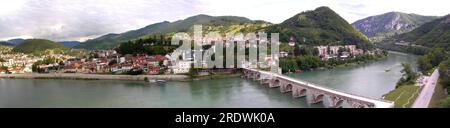 Visegrad, Bosnien und Herzegowina - 24. Juni 2018: Panorama von Visegrad und eine alte Steinbrücke auf der Drina, Bosnien und Herzegowina Stockfoto