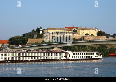 Novi Sad, Serbien - 27. Juli 2008: Touristenschiff mit Hunderten von Touristen segelt auf der Donau unterhalb der Festung Petrovaradin in Novi Sad, Serbien Stockfoto