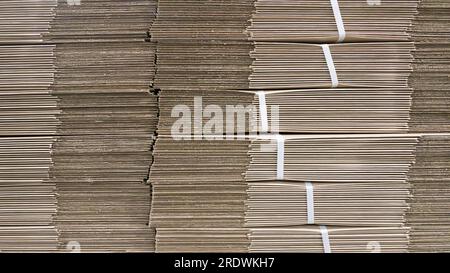 Wellpappe zum Verpacken, Stapel von Wellpappenplatten und gebrauchsfertig, Wellpappenplatten Stockfoto