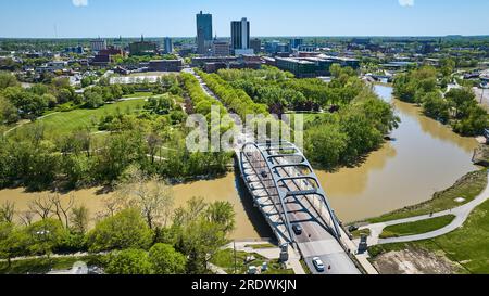 MLK-Brücke über Fort Wayne St. Die Skyline von Marys River, die Wolkenkratzer in der Innenstadt Stockfoto