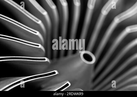 Stahlblätter von Turbinenpropeller 3D drucken. Nahaufnahme. Ausgewählter Fokus auf vordergründig, industrielles Konzept additiver Technologien Stockfoto