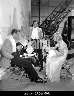 Setzen Sie Besucher MARY PICKFORD mit GARY COOPER Scenarist HOPE LORING EDWARD EVERETT HORTON FREDRIC MARCH Director ERNST an die Bühne LUBITSCH und MIRIAM HOPKINS während einer Filmpause FÜR DESIGN FÜR LEBENDREGISSEUR 1933 ERNST LUBITSCH spielen Noel Coward Drehbuch Ben Hecht und Samuel Hoffenstein Kostümdesign Travis Banton Paramount Pictures Stockfoto