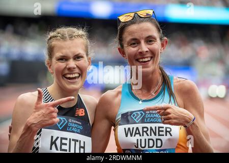 London, Großbritannien. 23. Juli 2023. Megan Keith und Jessica Warner-Judd aus Großbritannien und NI haben ein bisschen Spaß, nachdem sie am 23. Juli 2023 bei der Wanda Diamond League in London im Londoner Stadion an den 5000m Frauen teilgenommen haben. Foto: Gary Mitchell/Alamy Live News Stockfoto