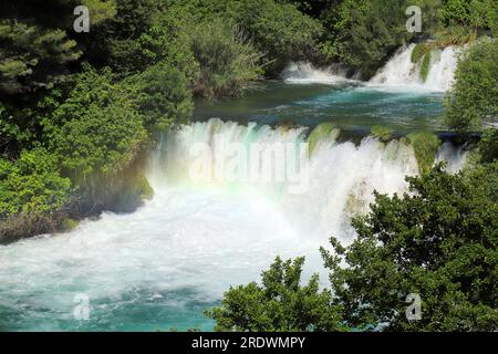 Kaskadenwasserfall im Krka Landscape Park, Kroatien im Frühling oder Sommer. Die besten großen, wunderschönen kroatischen Wasserfälle, Berge und Natur. Stockfoto