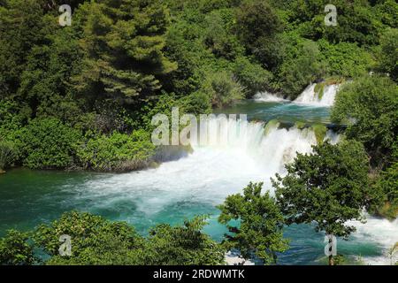 Kaskadenwasserfall im Krka Landscape Park, Kroatien im Frühling oder Sommer. Die besten großen, wunderschönen kroatischen Wasserfälle, Berge und Natur. Stockfoto