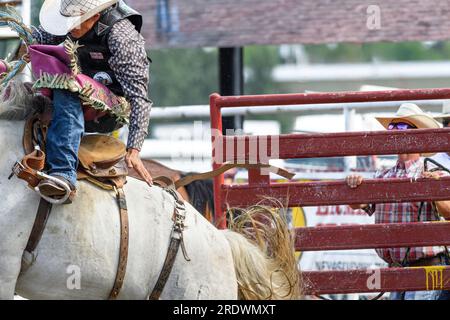 Reiten Sie mit dem Sattel beim Neyaskweyahk Native Classic Indian Rodeo. Maskwacis (Hobbema), Alberta, Kanada Stockfoto