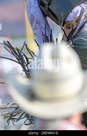 Reiten Sie mit dem Sattel beim Neyaskweyahk Native Classic Indian Rodeo. Maskwacis (Hobbema), Alberta, Kanada Stockfoto