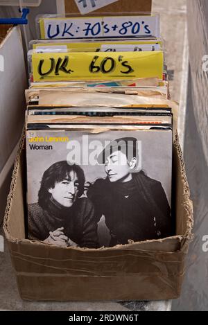 John Lennon Woman 7' Single im Verkauf an einem Second-Hand-Plattenstand in Edinburgh, Schottland, Großbritannien. Stockfoto