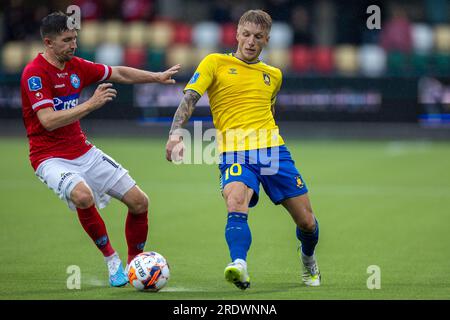 Silkeborg, Dänemark. 23. Juli 2023. Daniel Wass (10) von Broendby IF und Mark Brink von Silkeborg, GESEHEN während des 3F. Superliga-Spiels zwischen Silkeborg IF und Broendby IF im Jysk Park in Silkeborg. (Foto: Gonzales Photo/Alamy Live News Stockfoto