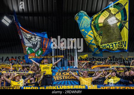 Silkeborg, Dänemark. 23. Juli 2023. Fußballfans von Broendby IF auf der Tribüne während des 3F stattfindenden Superliga-Spiels zwischen Silkeborg IF und Broendby IF im Jysk Park in Silkeborg. (Foto: Gonzales Photo/Alamy Live News Stockfoto