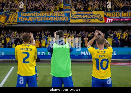 Silkeborg, Dänemark. 23. Juli 2023. Die Spieler von Broendby IF feiern den Sieg mit den Fans nach dem 3F. Superliga-Spiel zwischen Silkeborg IF und Broendby IF im Jysk Park in Silkeborg. (Foto: Gonzales Photo/Alamy Live News Stockfoto