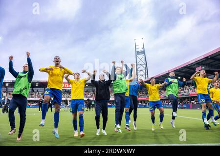 Silkeborg, Dänemark. 23. Juli 2023. Die Spieler von Broendby IF feiern den Sieg mit den Fans nach dem 3F. Superliga-Spiel zwischen Silkeborg IF und Broendby IF im Jysk Park in Silkeborg. (Foto: Gonzales Photo/Alamy Live News Stockfoto