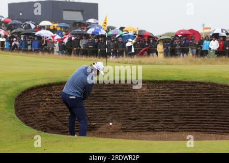 Hoylake, Merseyside, Großbritannien. 23. Juli 2023; Royal Liverpool Golf Club, Hoylake, Merseyside, England: Die Open Championship Final Round; Cameron Young (USA) spritzt aus dem Sand beim 6. Green Credit: Action Plus Sports Images/Alamy Live News Stockfoto