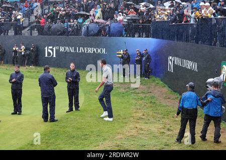 Hoylake, Merseyside, Großbritannien. 23. Juli 2023; Royal Liverpool Golf Club, Hoylake, Merseyside, England: Die Open Championship Final Round; der Gewinner der Amateur-Medaille Christo Lamprecht (RSA) geht durch die Ehrenwache des Greenkeeper und nimmt seine Medaille an Credit: Action Plus Sports Images/Alamy Live News Stockfoto