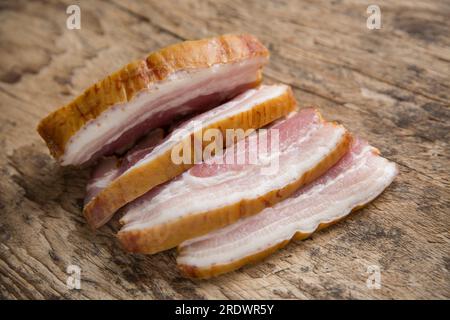 Scheiben geräucherten, rohen Speck aus einer polnischen Delikatesse, die in einem Eintopf enthalten sind. England GB Stockfoto