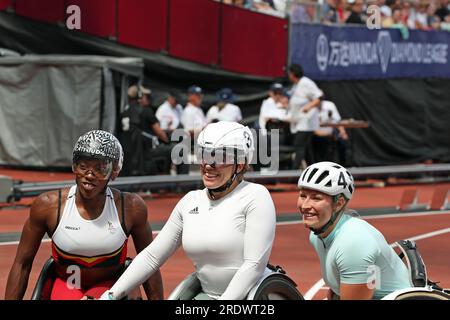 Die ersten drei Teilnehmer des Rollstuhl-Rennens 800m (Sammi KINGHORN, Léa BAYEKULA, Hannah COCKROFT) in der Wanda Diamond League im London Stadium Stockfoto