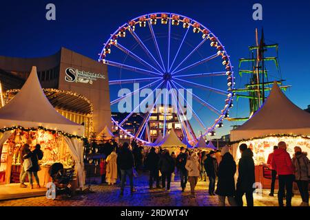 Köln, Deutschland Dezember 21 2021: Hafen-weihnachtsmarkt im kölner Schokoladenmuseum Stockfoto