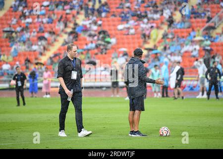 Bangkok, Thailand. 23. Juli 2023. Nach heftigen Regenfällen während des Fußballspiels zwischen Tottenham Hotspur und Leicester City im Rajamangala National Stadium in Bangkok lassen die Offiziellen den Ball fallen, um den Zustand des Platzes zu überprüfen. (Foto: Amphol Thongmueangluang/SOPA Images/Sipa USA) Guthaben: SIPA USA/Alamy Live News Stockfoto