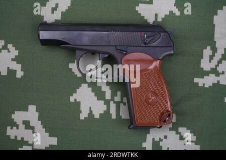 Die Pistole Makarov-Walther oder PM (Pistolet Makarova, beleuchtet. Makarows Pistole) ist eine sowjetische halbautomatische Pistole, die aus der deutschen Walther PP-Pistole gestohlen wurde Stockfoto