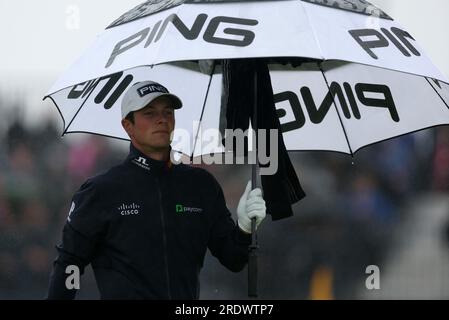 Hoylake, Merseyside, Großbritannien. 23. Juli 2023; Royal Liverpool Golf Club, Hoylake, Merseyside, England: Die Open Championship Final Round; Viktor Hovland (NOR) spaziert vom Abschlag aus beim 4.-Loch Credit: Action Plus Sports Images/Alamy Live News Stockfoto