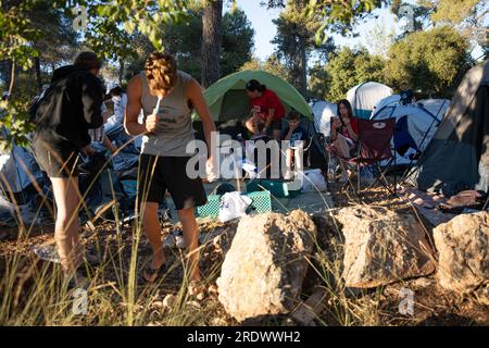 Jerusalem, Israel. 22. Juli 2023. Eine Familie mit T-Shirts gegen die Reform, die sie am 4. märz im Lager in Shoresh von Jerusalem nach Tel Aviv gesehen haben. Zehntausende Demonstranten gegen die Reform schwenken die israelische Flagge, während sie die Zufahrtsstraße nach Jerusalem erklimmen, die einen 4-Tage-marsch beendet, der in Tel Aviv begann, um gegen die derzeit laufenden Gesetzesüberarbeitungen zu demonstrieren. (Credit Image: © Matan Golan/SOPA Images via ZUMA Press Wire) NUR ZUR REDAKTIONELLEN VERWENDUNG! Nicht für den kommerziellen GEBRAUCH! Stockfoto