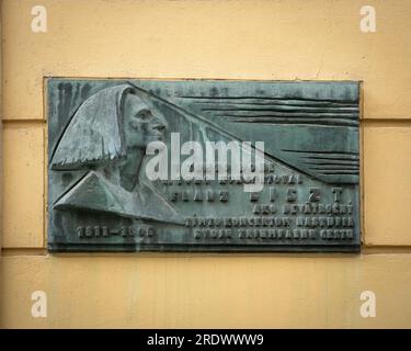 Bratislava, Slowakei – 10. Juni 2023 Landschaftsbild einer Tafel zu Ehren von Franz Liszt, dem Komponisten an der Wand des Pauli-Palastes in Bratislava. Stockfoto