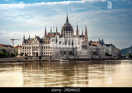 Budapest, HU – 11. Juni 2023 das neogotische Parlamentsgebäude mit Kuppeldach, ein Wahrzeichen der Stadt am Ufer der Donau. Stockfoto