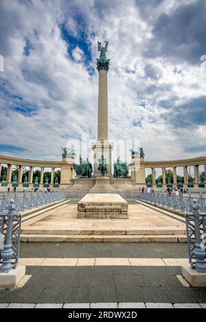 Budapest, HU – 11. Juni 2023 Vertikaler Blick auf den Heldenplatz, ist einer der wichtigsten Plätze in Budapest. Bekannt für sein berühmtes Millennium Monument mit St. Stockfoto