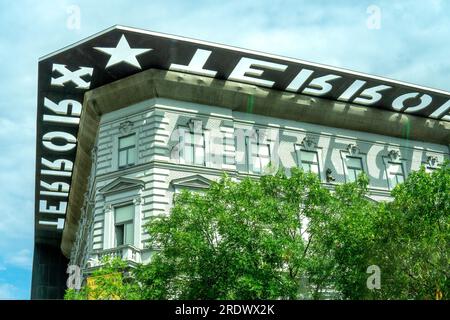 Budapest, HU – 11. Juni 2023 House of Terror, ein Museum in Andrássy út 60 in Budapest; mit Ausstellungen über Faschisten und Kommunisten Stockfoto