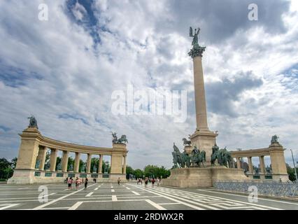 Budapest, HU – 11. Juni 2023 Landschaftsblick auf den Heldenplatz ist einer der wichtigsten Plätze in Budapest. Bekannt für sein berühmtes Millennium Monument mit s. Stockfoto