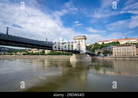 Budapest, HU – 11. Juni 2023 Weiter Blick auf die Széchenyi Kettenbrücke, eine Kettenbrücke, die die Donau zwischen Buda und Pest umfasst. Stockfoto