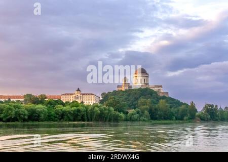Esztergom, HU – 11. Juni 2023 die gewölbte, neoklassische Primatialbasilika der Himmelfahrt der Heiligen Jungfrau Maria und St. Adalbert oder Basilika von E. Stockfoto