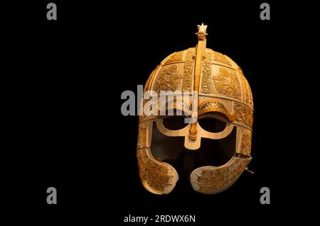 goldener mittelalterlicher Helm isoliert auf Schwarz, Schweden, 19. Juli 2023 Stockfoto