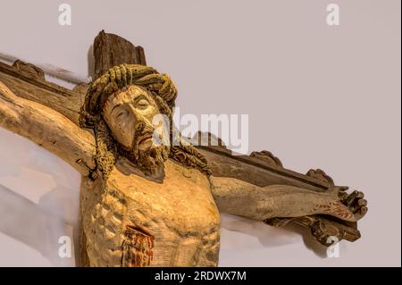 Christus leidet am Kreuz, eine hölzerne Skulptur, Schweden, 19. Juli 2023 Stockfoto