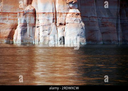 Eine Höhlenspalte in der Klippe macht eine hohe Sandsteinwand noch interessanter. Stockfoto