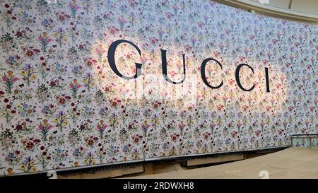 Gucci-Modemarke an einer Wand, wo sich das neue Flagship Store in Taipei 101 Mall in Taipei, Taiwan, befindet; High-End-Shopping. Stockfoto