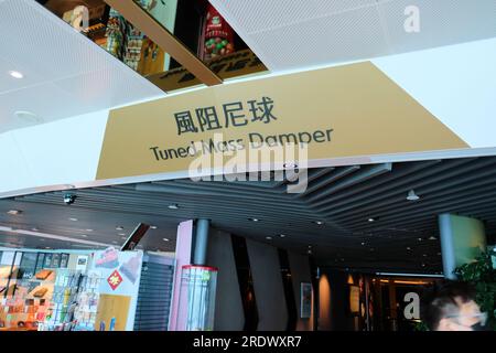 Schild am abgestimmten Schwingungsdämpfer, der verwendet wurde, um sich gegen heftige Bewegungen zu stabilisieren, die durch harmonische Vibrationen am Taipei 101-Gebäude in Taipei, Taiwan, verursacht wurden. Stockfoto