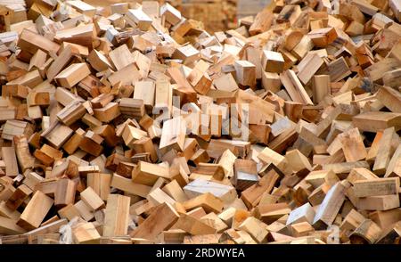 Abtrennungen von Holzbrettern werden in einem Stapel für Schrott oder Rückwürfe stapelt. Die Stücke sind unterschiedlich lang. Stockfoto