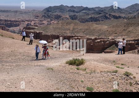 Kasachstan, Charyn (Sharyn) Canyon. Besucher am Eingang zum Canyon. Stockfoto